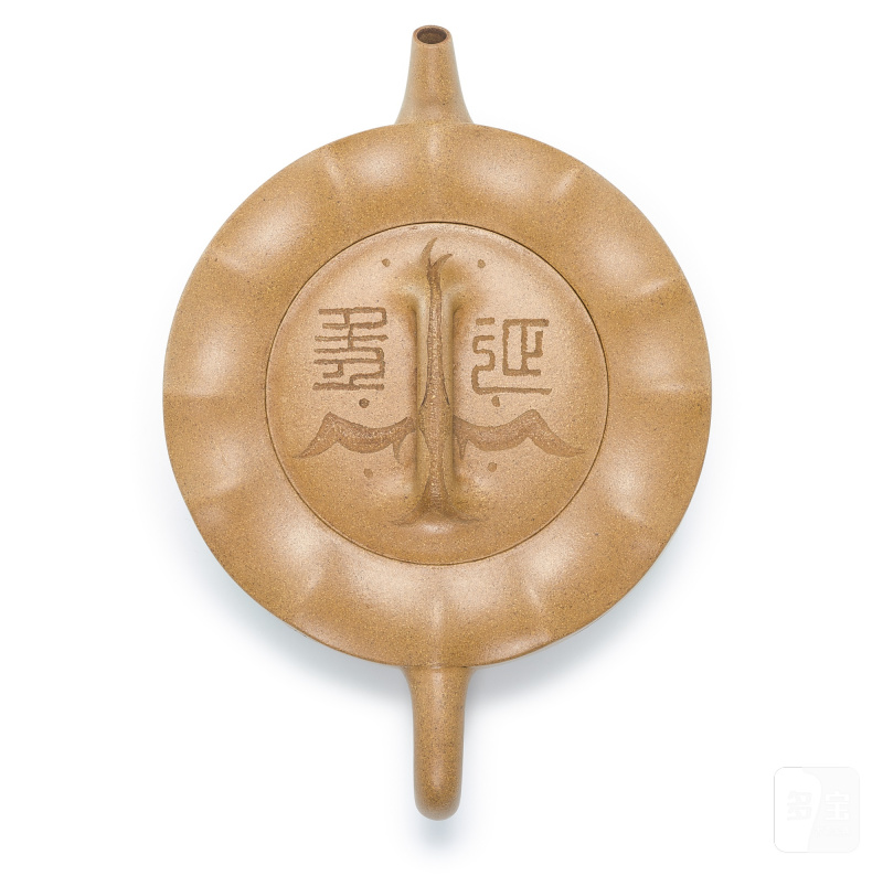 An inscribed Yucheng kiln duan clay 'goose and longevity' teapot and cover, signed Wang Dongshi, Qing dynasty, Tongzhi period | 清同治 王東石款玉成窰段泥刻詩文飛鴻延年壺 《陽羨王東石製》、《東石》印 - 图3